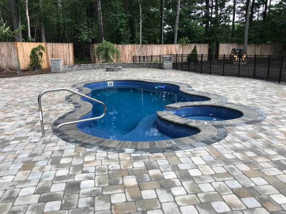 Maple Leaf Driveways & Landscaping - Patios - Paving - Blacktop - Asphalt - Interlocking - Power washing - Mississauga, photograph 4 of Mississauga